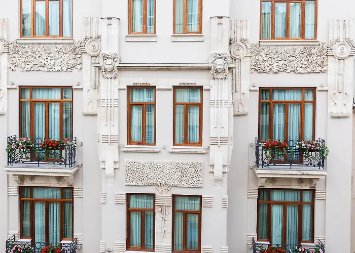 מלון Pera Parma 3*